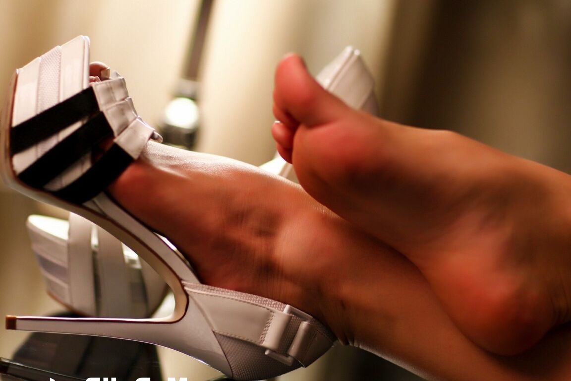 12P Foot model Kayla Jane Danger flexes her digits after removing them from heels