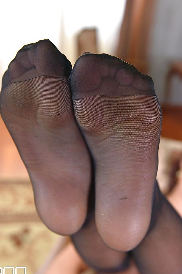 16P La nena solitaria mejor valorada Anna Polina deja que sus pies enfundados en medias escapen de los tacones altos