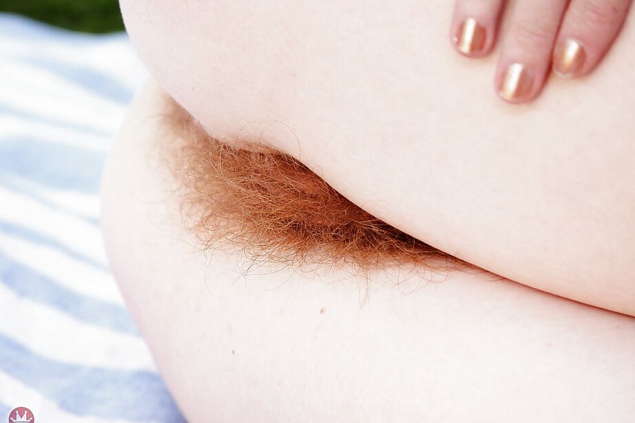 16P Ana Molly, maman rousse, expose ses pieds nus et son castor poilu en plein air.