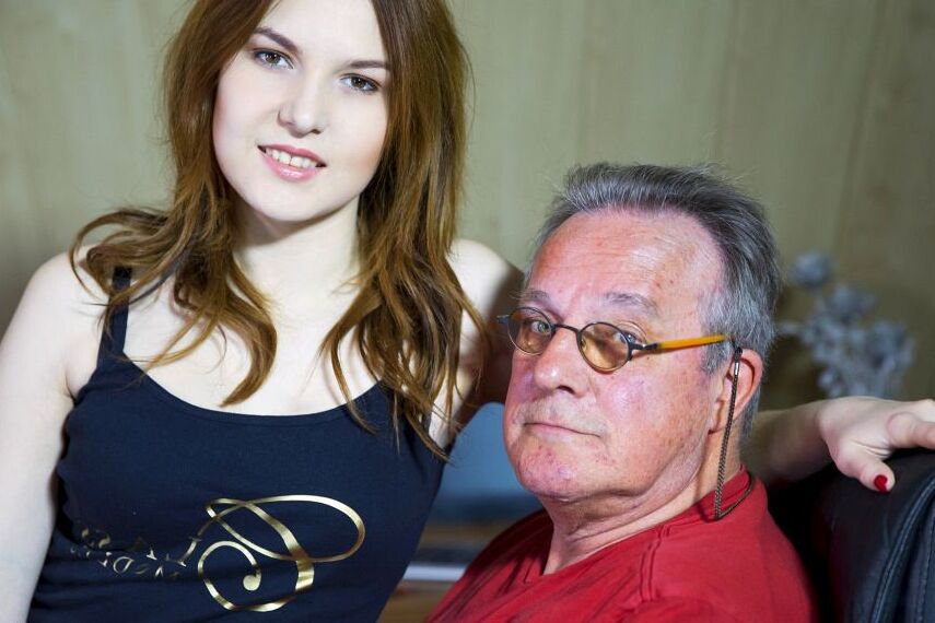 16P Die junge Rothaarige Alegra befriedigt den kleinen Schwanz ihres alten Sugar Daddys so gut sie kann