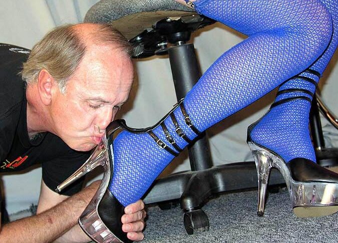 14P Foot Divas dienen Darians Füßen