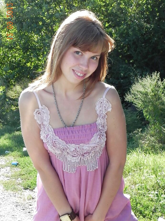16P Nena zorra morena se desnuda las tetas y el coño al aire libre