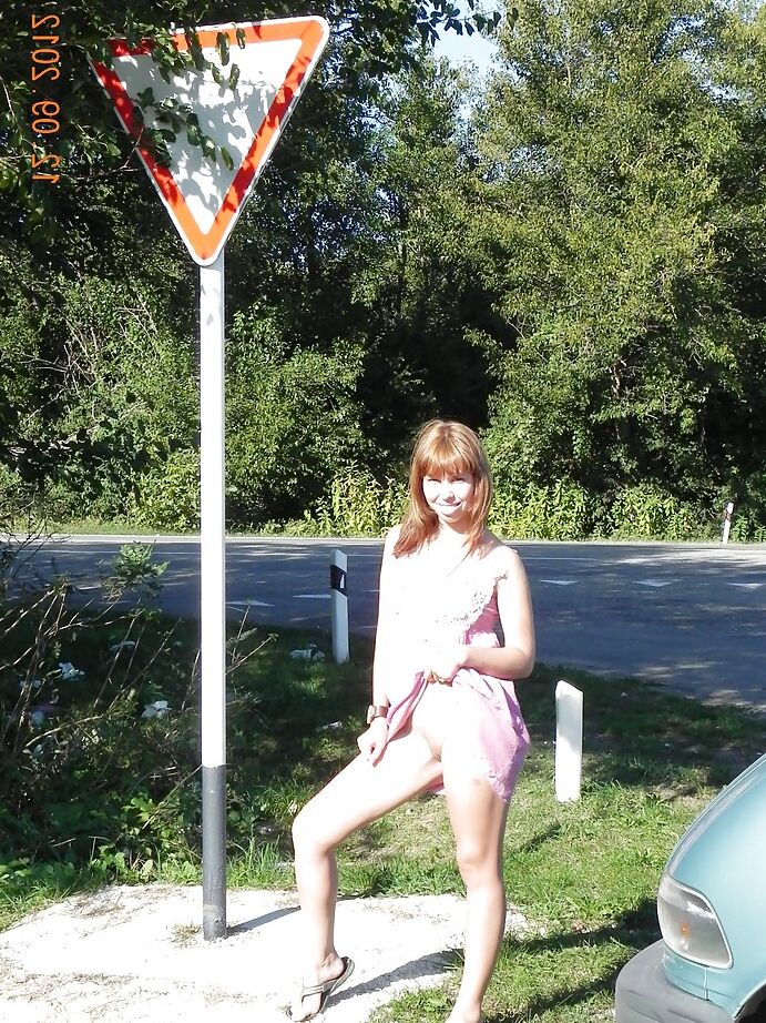 16P Nena zorra morena se desnuda las tetas y el coño al aire libre