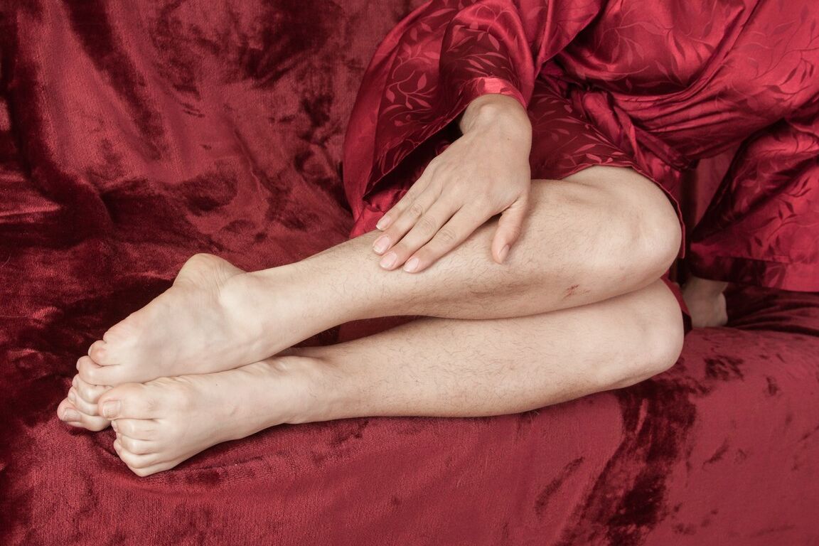 17P La adolescente tetona Mercedez muestra sus sexys dedos de los pies y su vagina peluda
