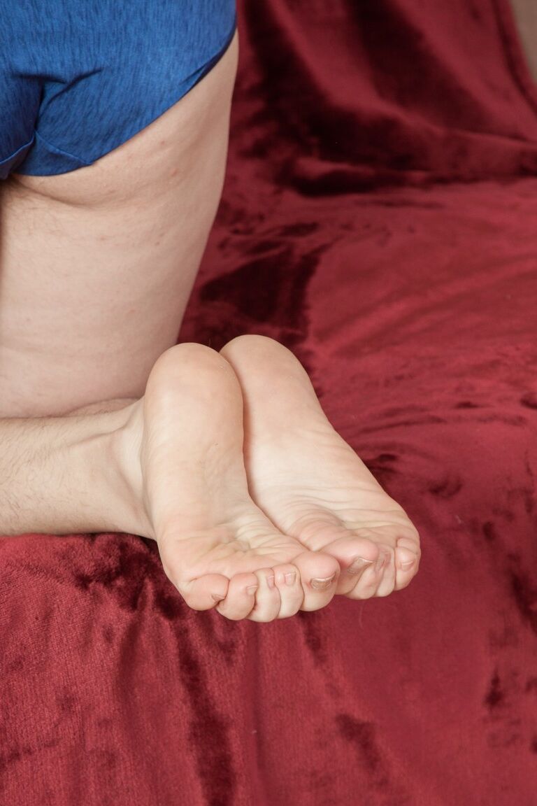 17P La adolescente tetona Mercedez muestra sus sexys dedos de los pies y su vagina peluda