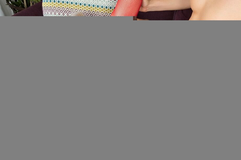 16P MILF tatuada con medias rojas follada duro por la cara y el coño