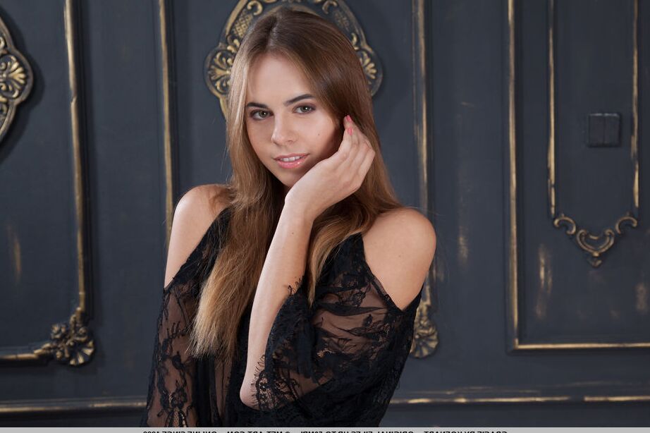 18P La douce adolescente Gracie travaille sans ensemble de lingerie noire pour poser nue