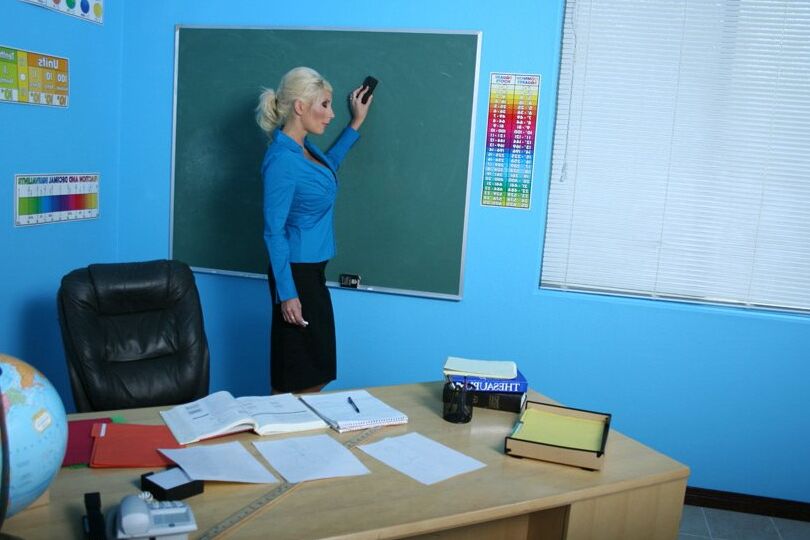 16P Incrível professora MILF com peitos enormes Puma Swede fodendo um pau grande