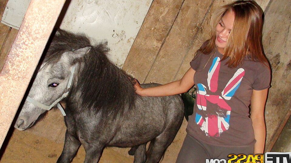 16P Loira amadora com uma bunda suculenta