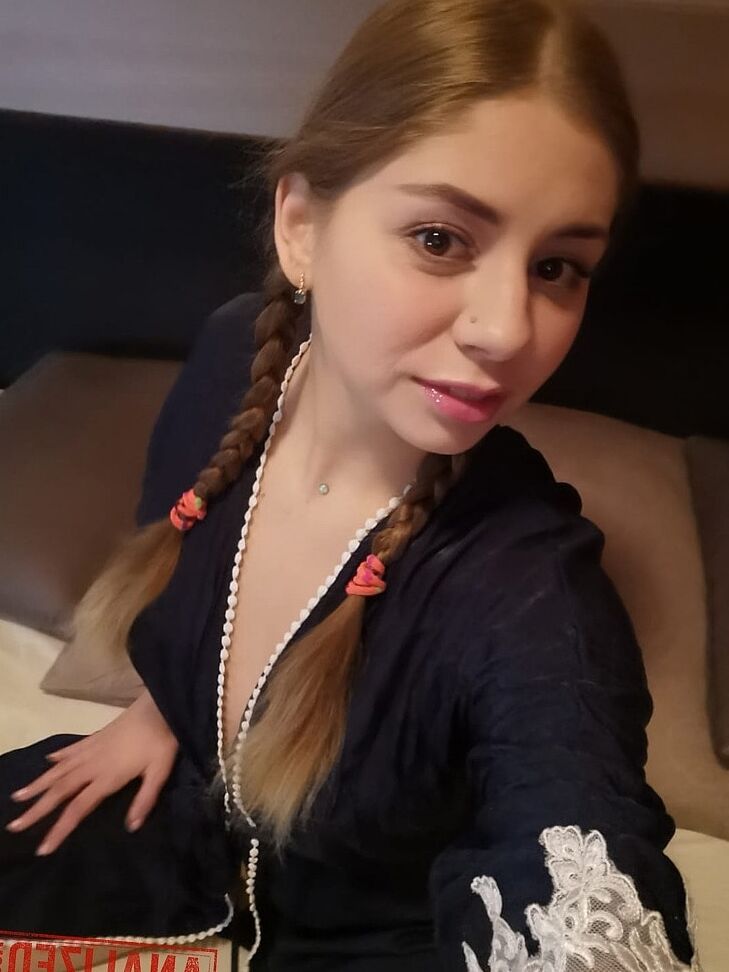 21P ロシア人美女ジュリア・レッドがソファでパイパンのピンクマンコを間近で広げる