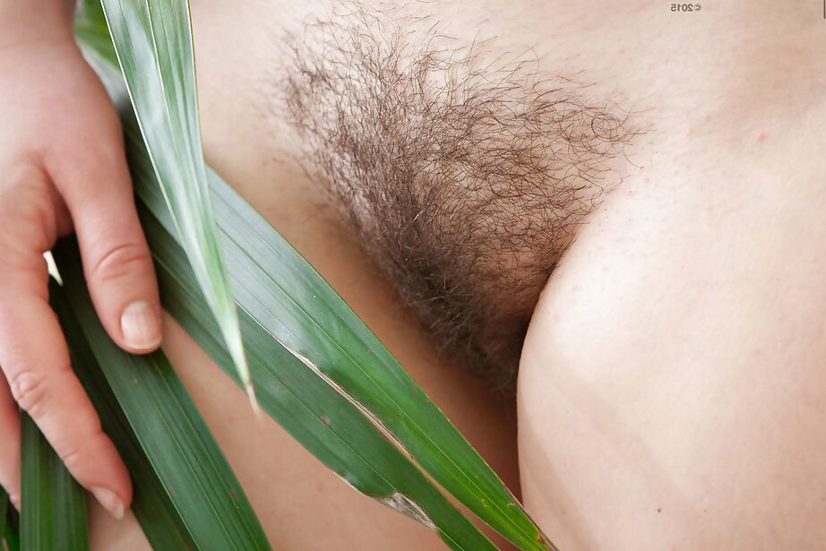 16P Das haarige Amateur-Babe Billie T mit kleinen Titten zeigt ihre heißen Füße und ihre Muschi