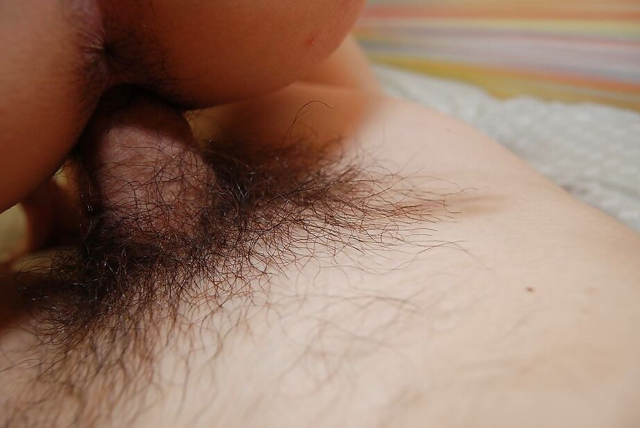 16P Hardcore adolescente asiática Hiroko fica profundamente com a buceta fodida na cama