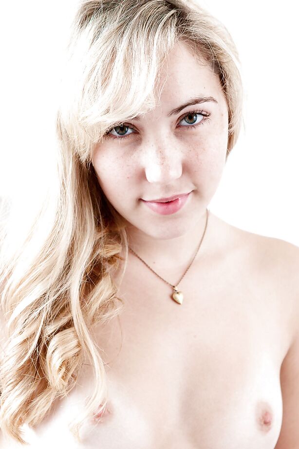 16P Rubia de 18 años Rachel S abriendo su coñito peludo apenas legal