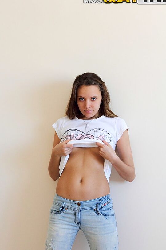 16P La modelo amateur Katya muestra su coño húmedo durante una acción de primer plano