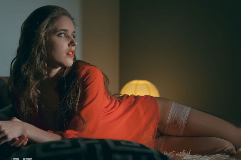 16P La agradable adolescente Emily J se burla de su coño peludo en una cama con medias blancas