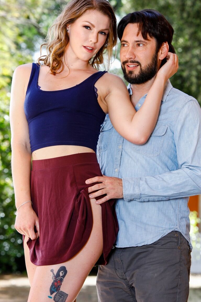 15P La chaude Ella Nova montre son gros cul avant un rapport sexuel sur un lit
