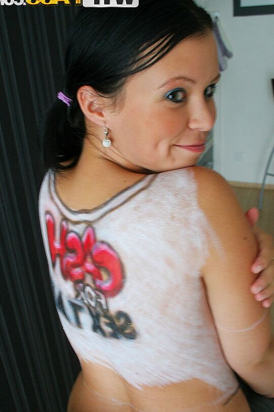 16P Krystinka, amateur aux cheveux noirs, prend des poses torrides en solo dans une peinture corporelle sexy.