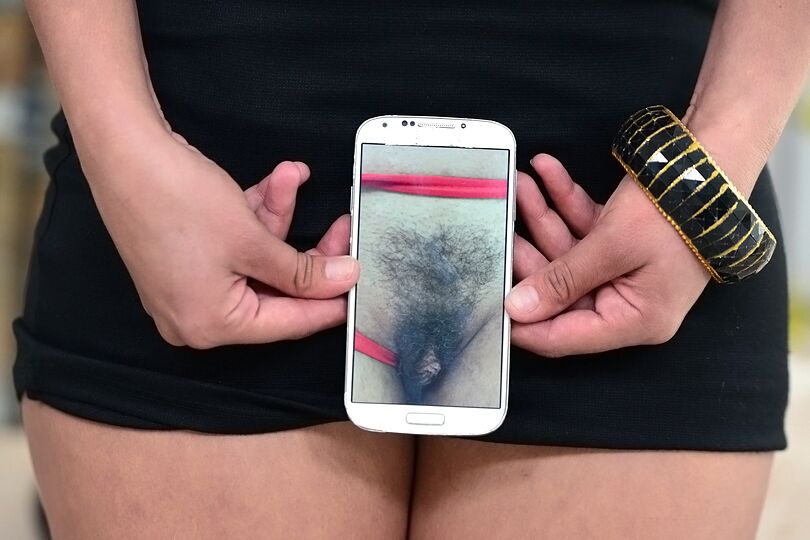 16P Linda latina peluda tira lindas fotos de sua buceta no smartphone
