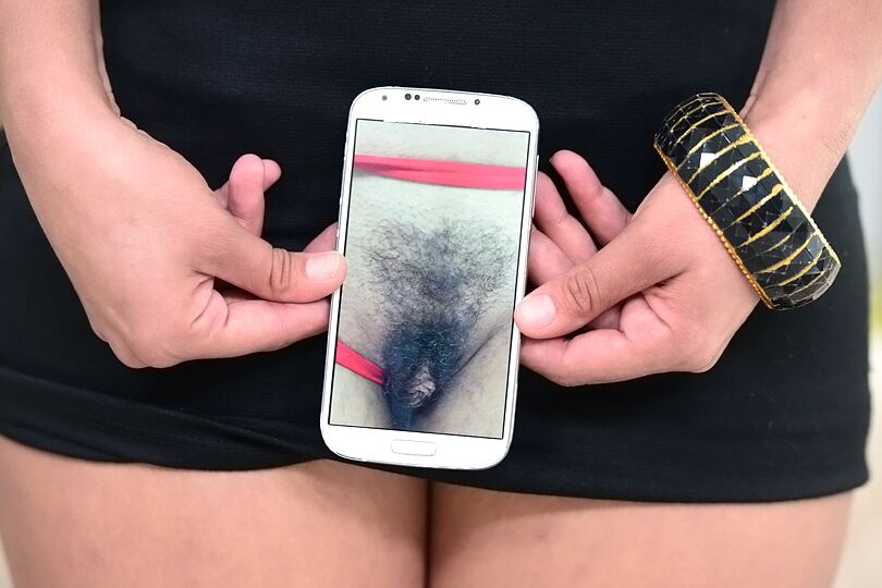 16P Linda latina peluda tira lindas fotos de sua buceta no smartphone