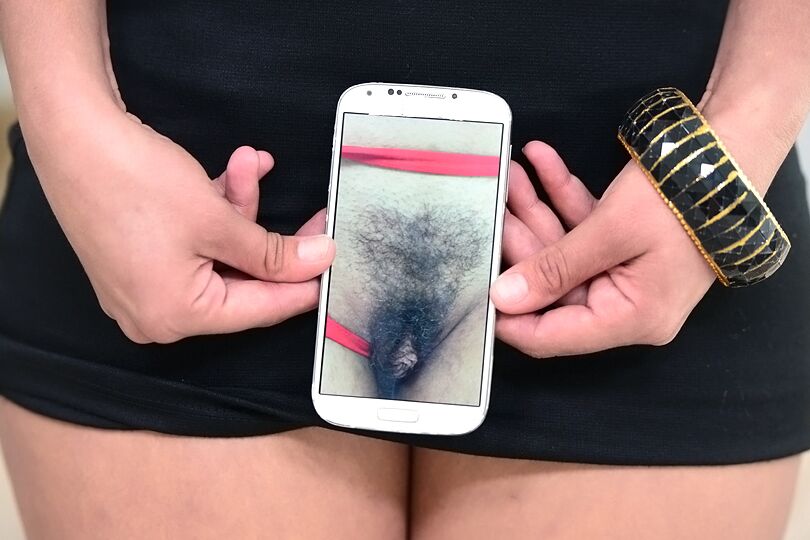 16P Linda latina peluda tira lindas fotos de sua buceta no smartphone