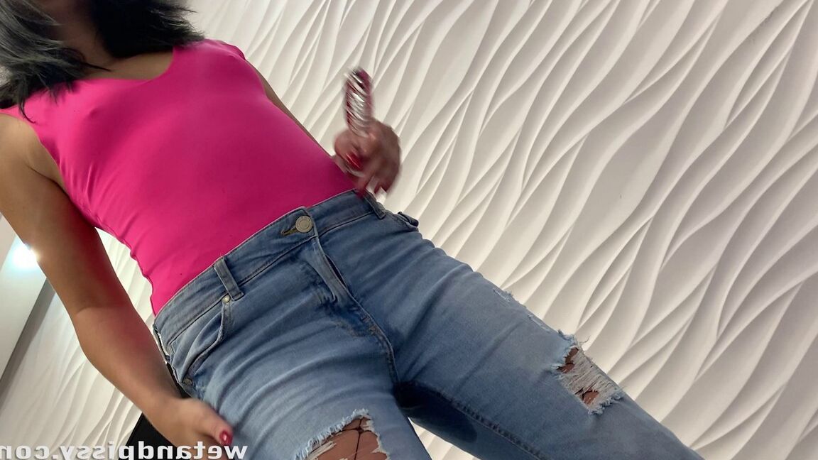21P Adolescente sexy con tetas pequeñas Jessica Lincoln orina y se masturba con medias de red calientes
