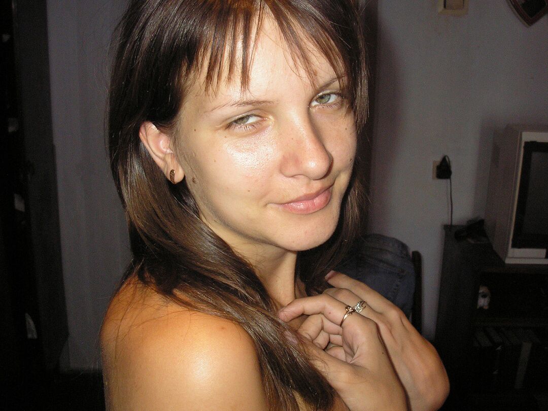 21P La nena amateur Dana muestra sus grandes pezones y toca su almeja en una cama