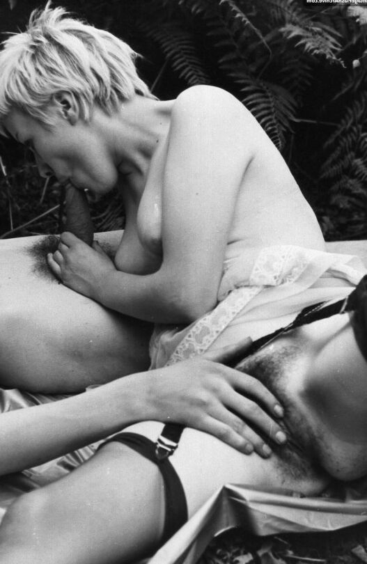 12P Salopes vintage hardcore aux gros seins se font sucer les tétons et baiser les chattes