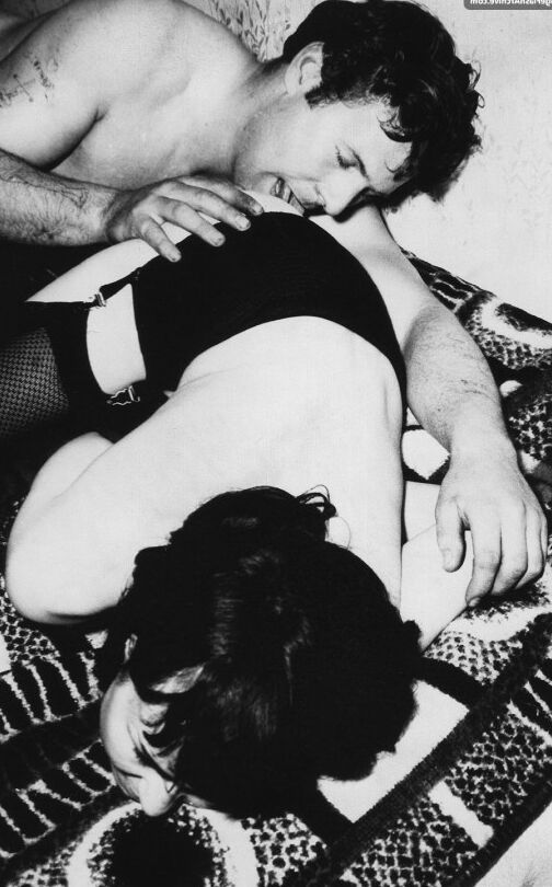 12P Salopes vintage hardcore aux gros seins se font sucer les tétons et baiser les chattes