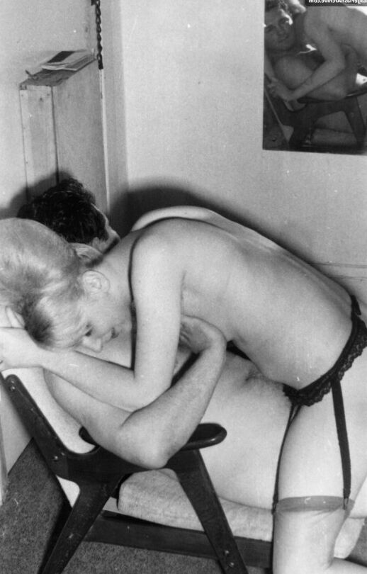 12P Estrelas porno vintage gostosas com peitos pequenos exibindo seus castores peludos