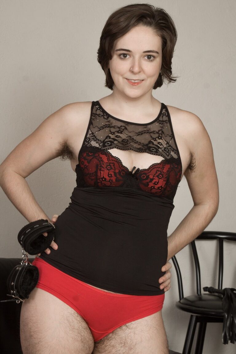21P Harley, femme au foyer brune, s'étale