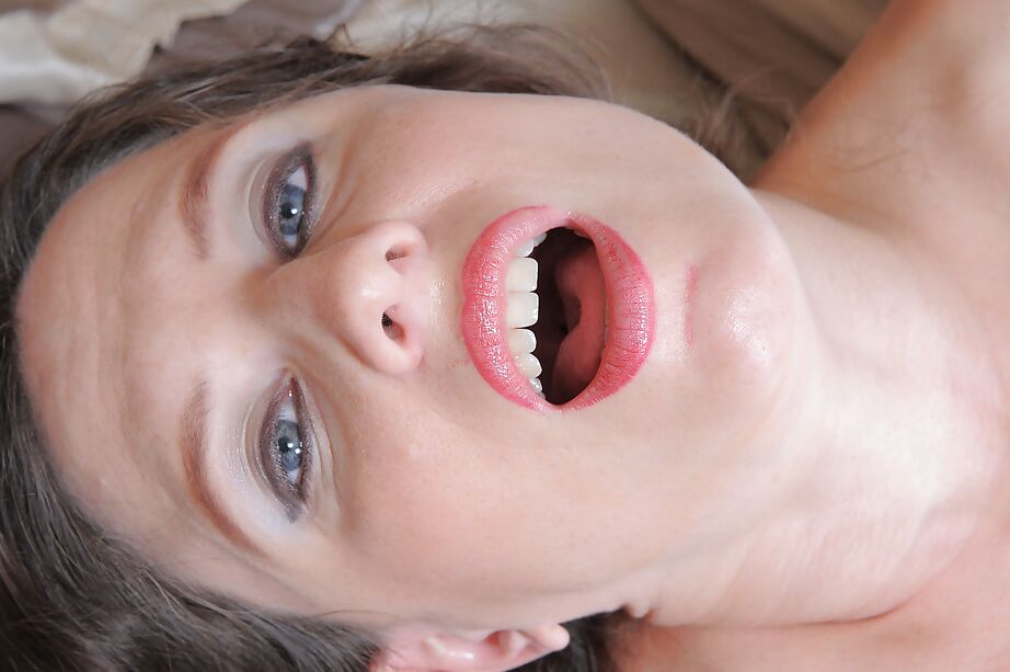 16P Angela, die zum ersten Mal schwanger ist, leckt Schwänze und nimmt Creampie aus ihrer haarigen Muschi
