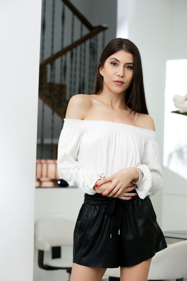 15P La superbe teen brune Anya Krey enlève ses vêtements et ses talons pendant les rapports sexuels