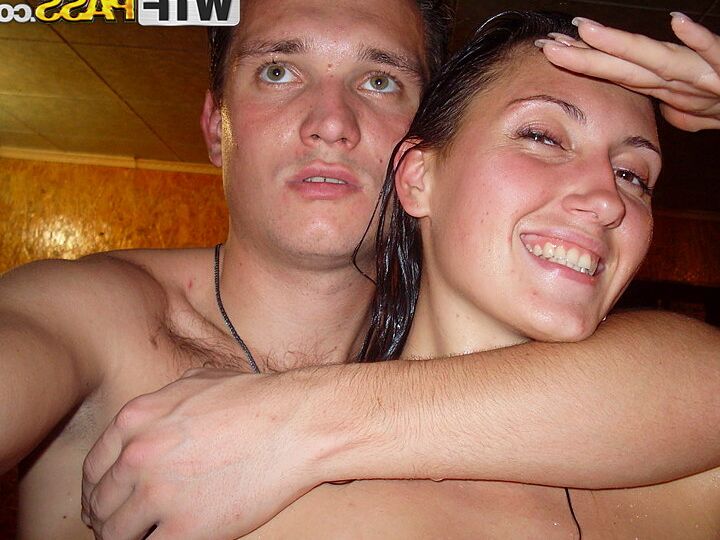 Die 16P-Brünette Viktoria posiert drinnen und draußen völlig nackt