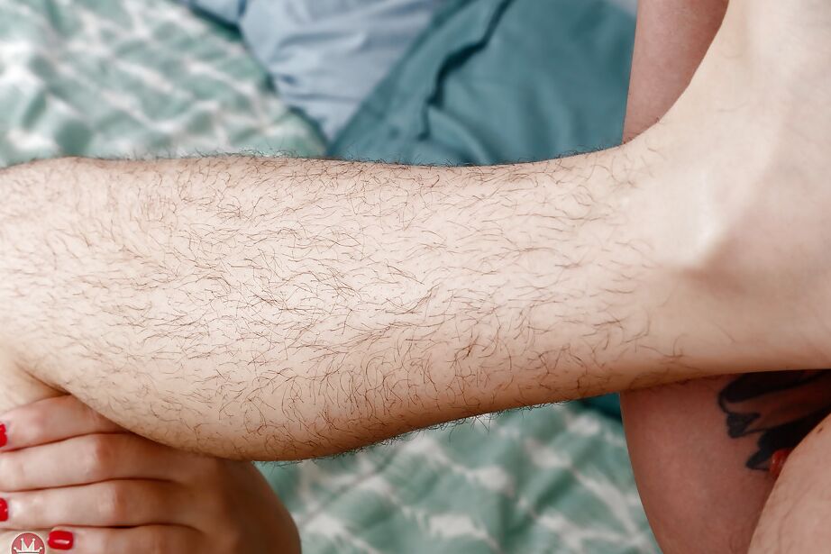 16P Die junge Amateurin Tali Dova zeigt ihre pelzigen Achselhöhlen und ihre Möse