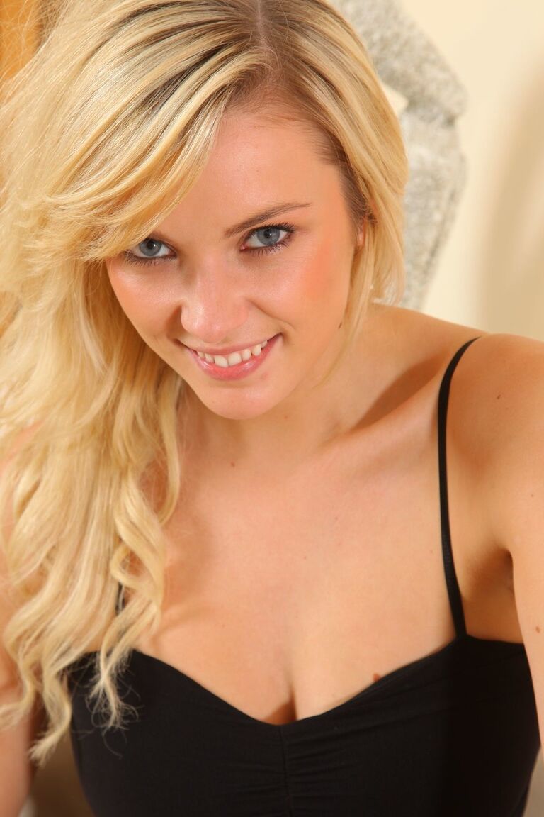 21P A loira gostosa Stacey M tira o vestido minúsculo e posa de calcinha e meia