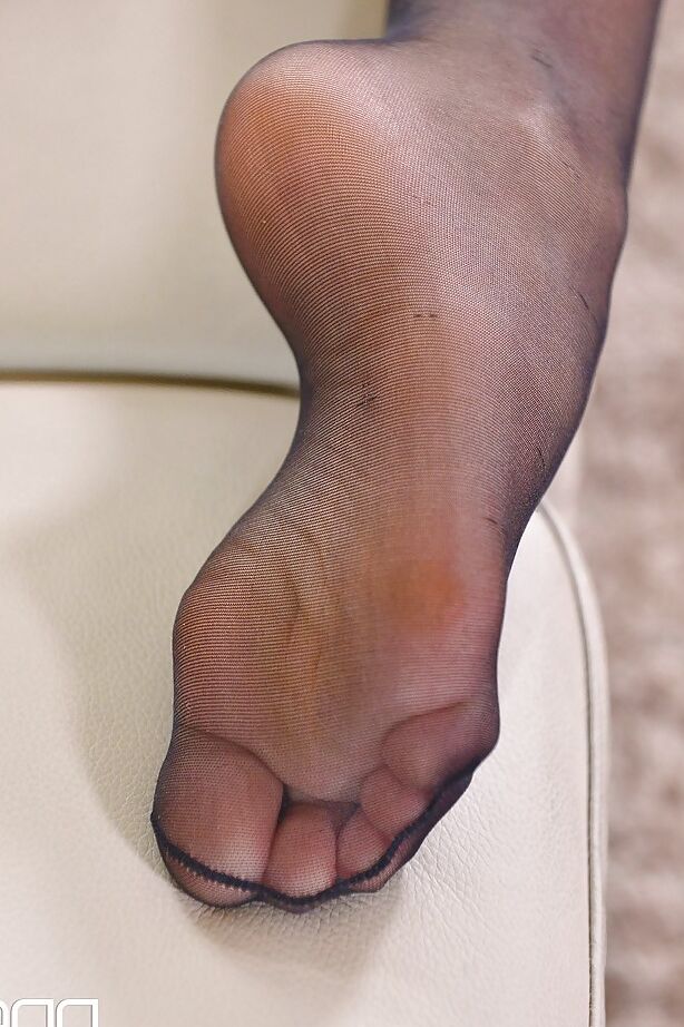 16P Leggy loira Euro gata escorregando de salto alto em pés vestidos de náilon