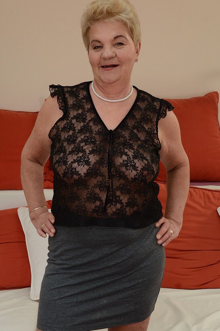16P La grand-mère blonde européenne Lady Bella montre son gros cul et ses seins naturels