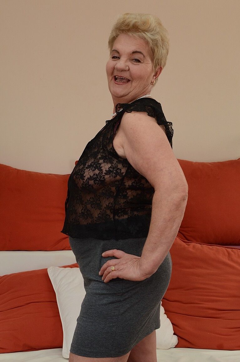 16P La grand-mère blonde européenne Lady Bella montre son gros cul et ses seins naturels