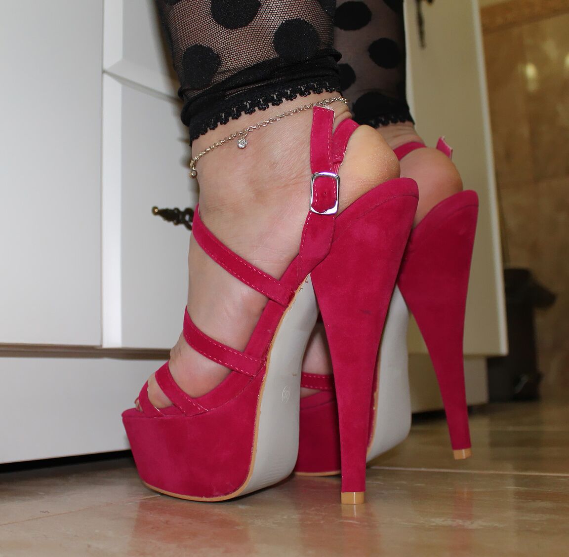 18P Sexy MILF com belos peitos Lady Arria brinca com sua bunda redonda de salto alto