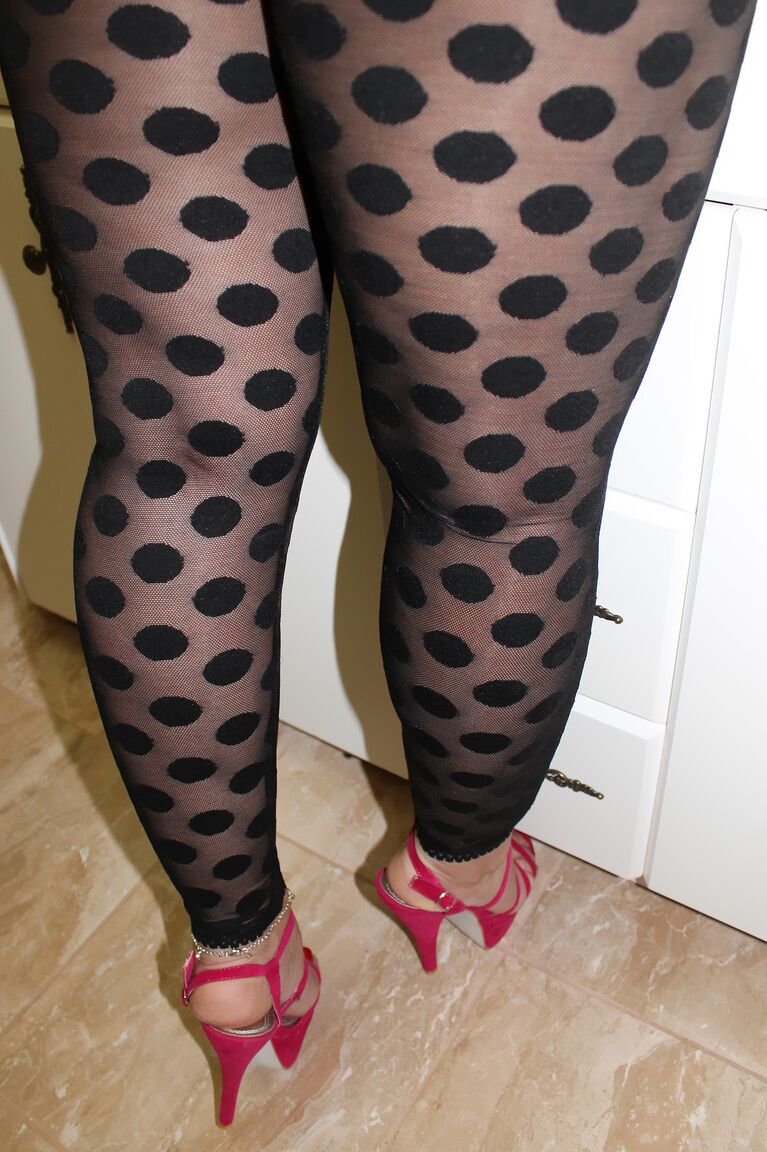 18P Sexy MILF com belos peitos Lady Arria brinca com sua bunda redonda de salto alto