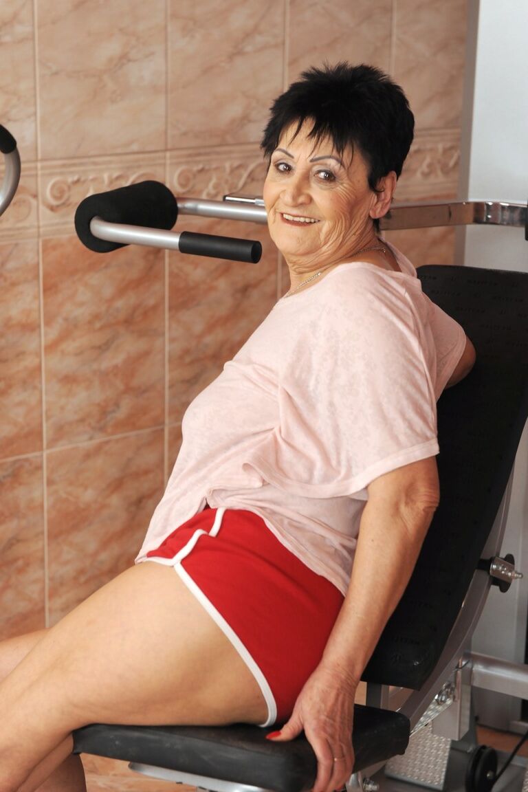17P La atrevida abuela Anastasia se desnuda en el gimnasio para abrirse desnuda sobre el equipo