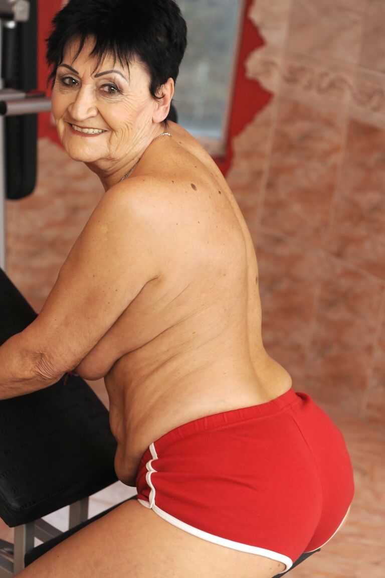 17P La atrevida abuela Anastasia se desnuda en el gimnasio para abrirse desnuda sobre el equipo