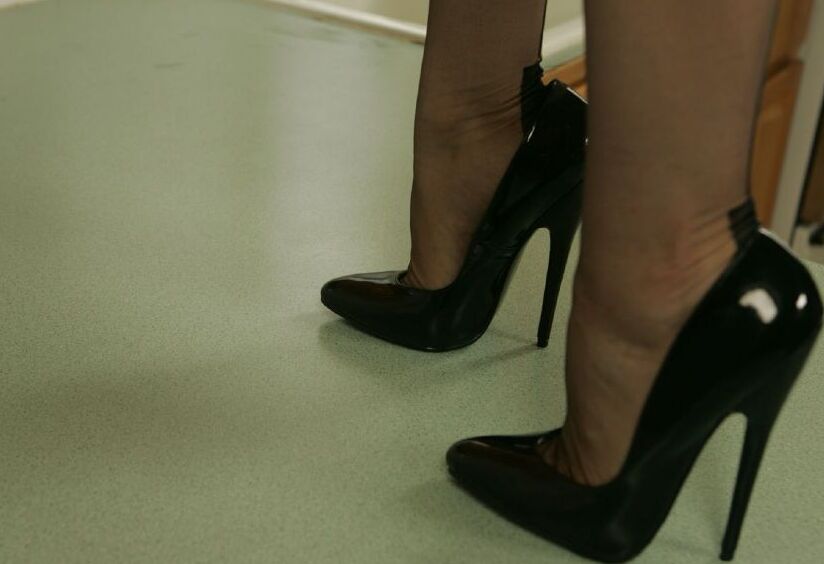 12P Lusty babe sur talons hauts exhibant sa lingerie dans la cuisine