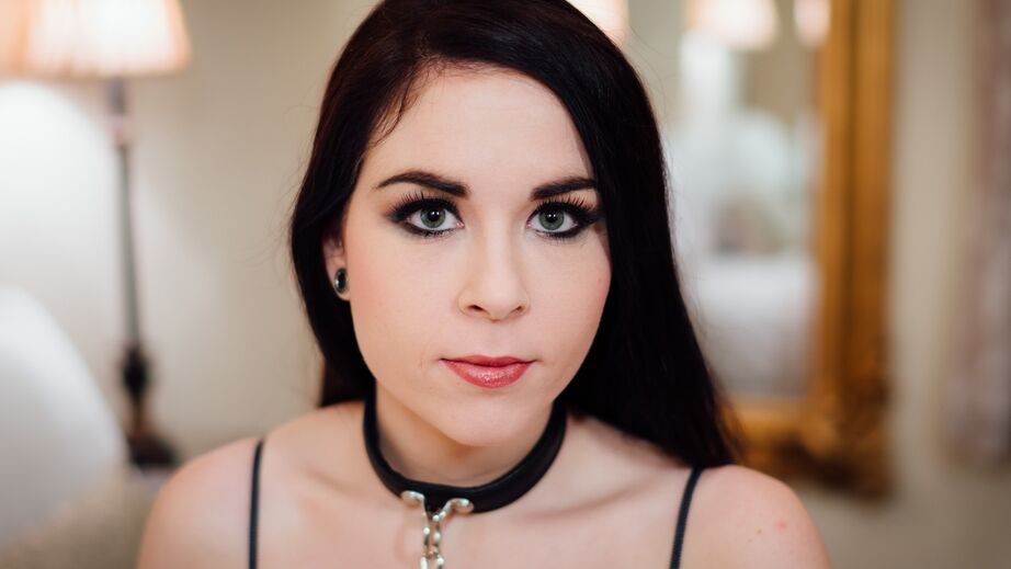 15P A modelo de cabelos escuros Amber Nevada brinca em lingerie sexy e meias na cama