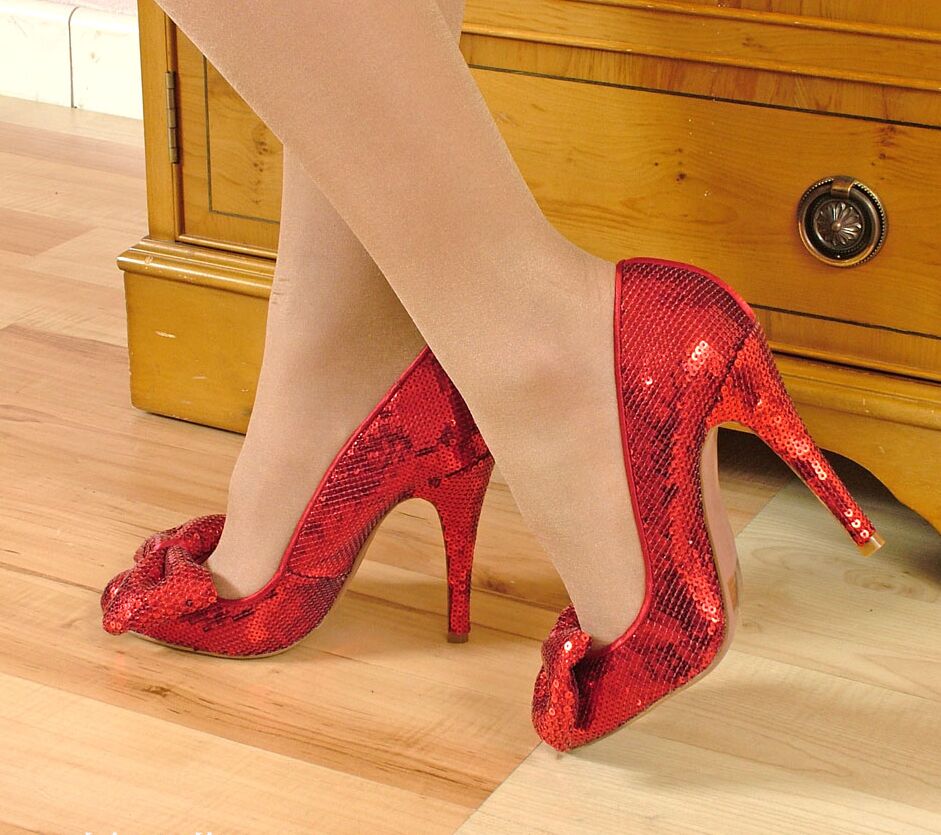 16P Charmante Blondine in sexy Hemd und Strümpfen mit neuen Stiletto-Schuhen