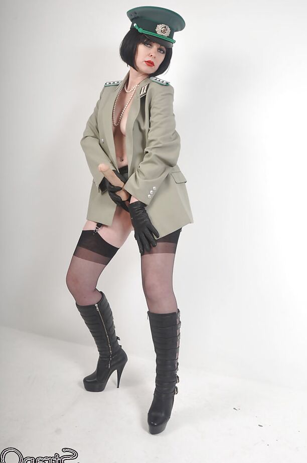 15P La linda Helga se desnuda en uniforme con un increíble arnés
