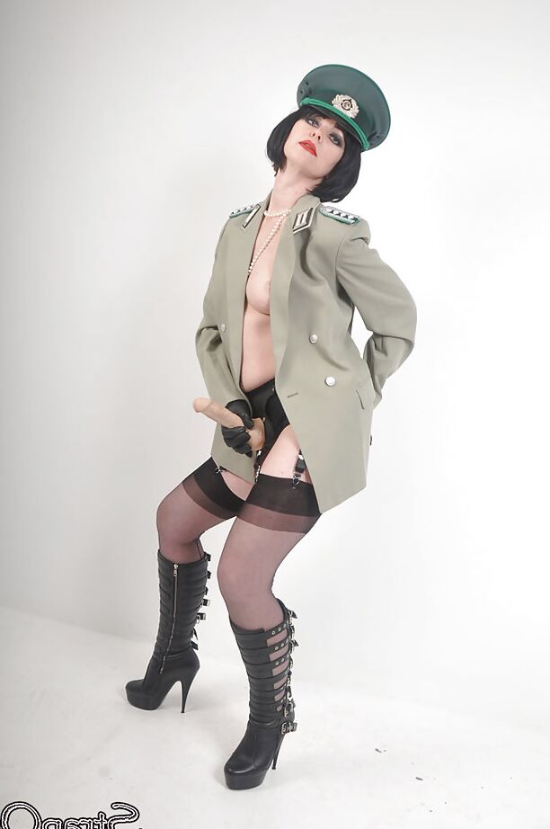 15P La linda Helga se desnuda en uniforme con un increíble arnés