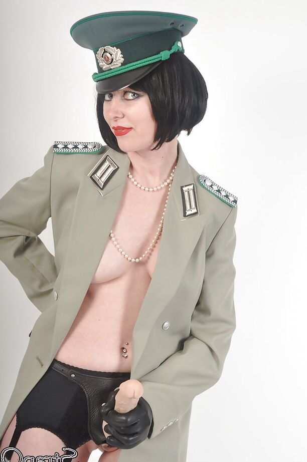 15P La linda Helga se desnuda en uniforme con un increíble arnés