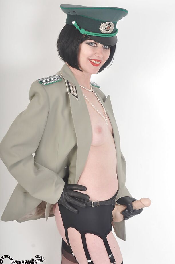 15P La linda Helga se desnuda en uniforme con un increíble arnés