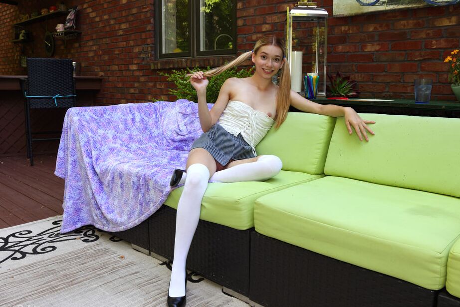 16P La jeune amatrice Jessica Marie se masturbe en portant des chaussettes blanches sur les genoux.